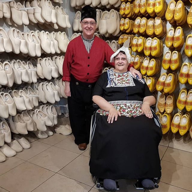 Volendam: Traditional Costume Photo with Cheese & Clog Tour - Small practical details that improve the visit