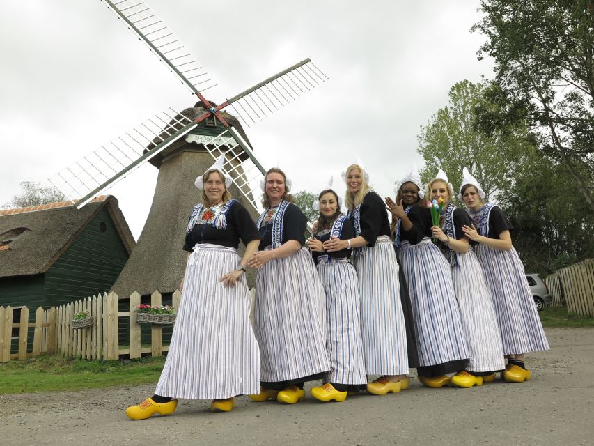 Volendam: Traditional Costume Photo with Cheese & Clog Tour - Tasting cheese, biscuits, and fruit wine