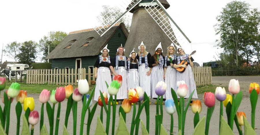 Volendam: Traditional Costume Photo with Cheese & Clog Tour - What the one-hour schedule feels like