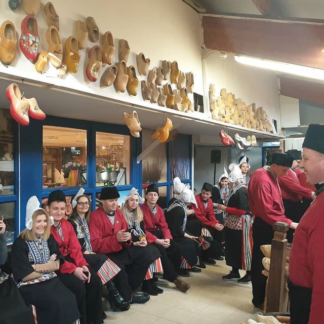Volendam: Traditional Costume Photo with Cheese & Clog Tour - Reaching Simonehoeve from Amsterdam