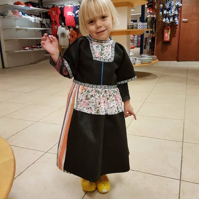 Volendam: Traditional Costume Photo with Cheese & Clog Tour - Is $11 a fair price?