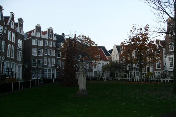 Walking tour of 2 hours of the highlights of Amsterdam - The Begijnhof, a quiet courtyard in the center