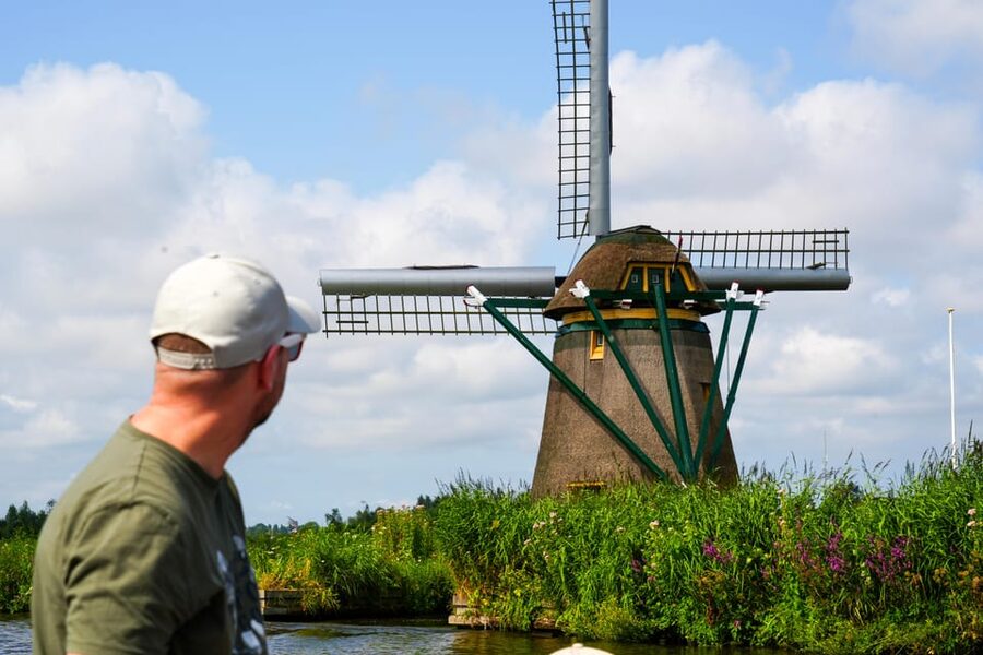 Warmond: Windmill Cruise and Keukenhof Entry Ticket - Collecting the Keukenhof ticket in Warmond