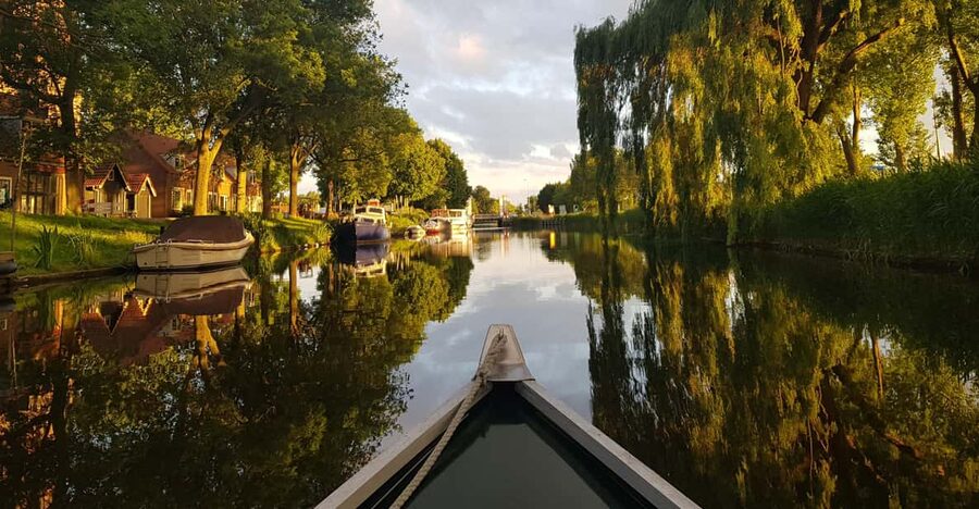Whisperboat rental in beautiful area close to Amsterdam - Following the route through Waterland