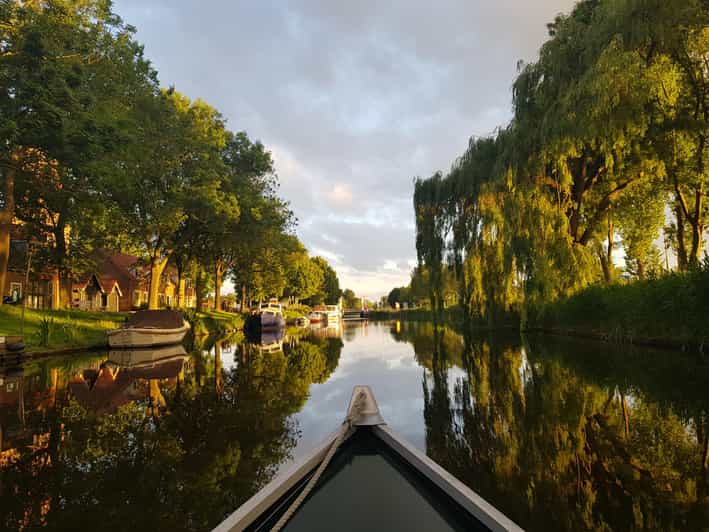 Whisperboat rental in beautiful area close to Amsterdam - Broek in Waterland and its colored wooden houses