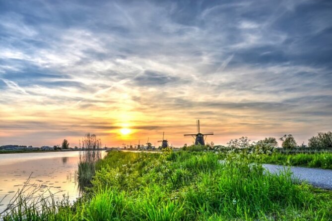 Windmill cruise through Warmond - Seeing Dutch water country from Warmond