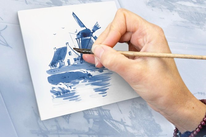 Workshop 'Paint your own Delft Blue Tile!' - Painting Delft blue at Muntplein