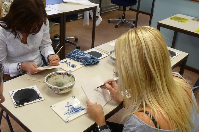 Workshop 'Paint your own Delft Blue Tile!' - Small groups and the instructor’s role