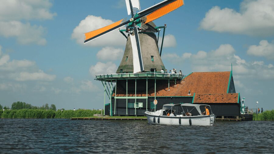 Zaanse Schans: Cruise UNESCO Windmills Village + Live Guide - The first stretch: houses, water, and village history