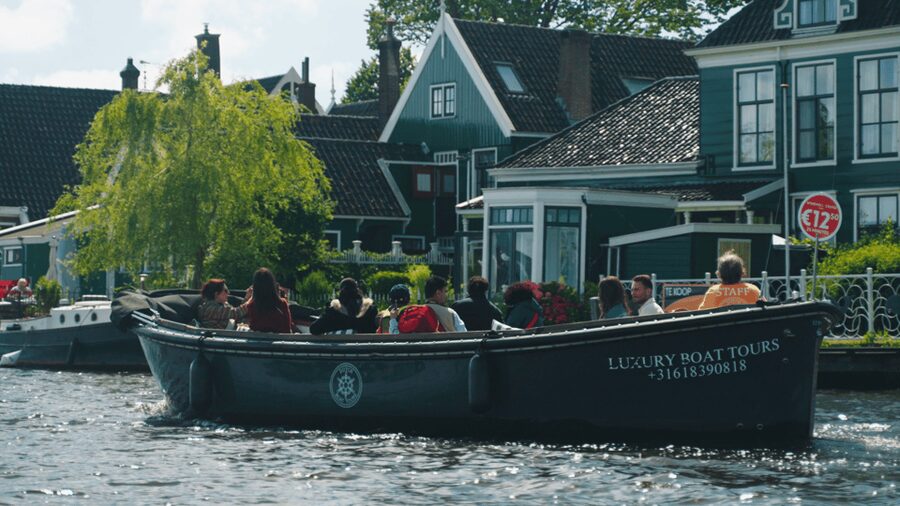 Zaanse Schans: Cruise UNESCO Windmills Village + Live Guide - Het Klaverblad and De Bleeke Dood