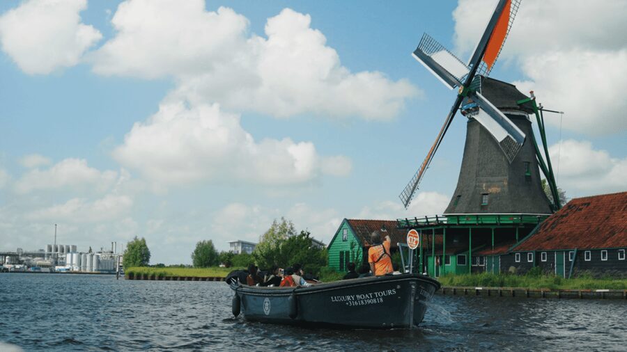 Zaanse Schans: Cruise UNESCO Windmills Village + Live Guide - Boarding at the main Zaanse Schans dock